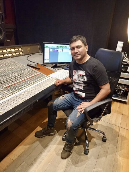 Ed Cabrera productor musical trabajando en A Dúo Studio Lima - Servicios de mezcla y masterización profesional